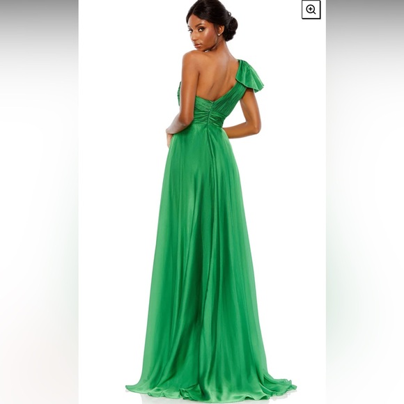 NEW without tags - Green satin one shoulder ruched MacDuggal dress size US 2 - Picture 2 of 7